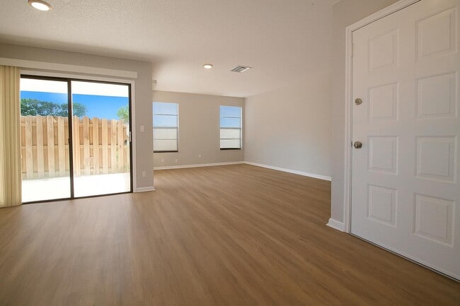 Building Photo - 9198 Roan Ln