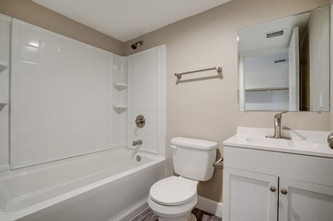 Building Photo - 603 S Bellview