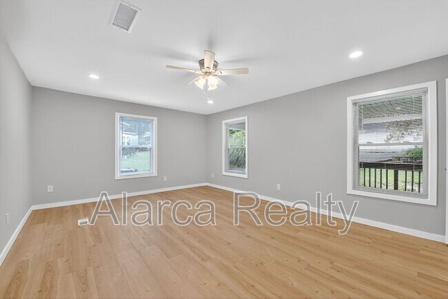 Building Photo - 409 Robinson Ave