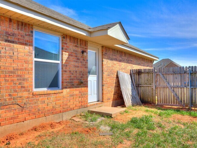 Building Photo - 609 E Linden Ln