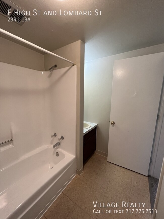 Building Photo - Huge 2-Bed apartment with washer/dryer hoo...