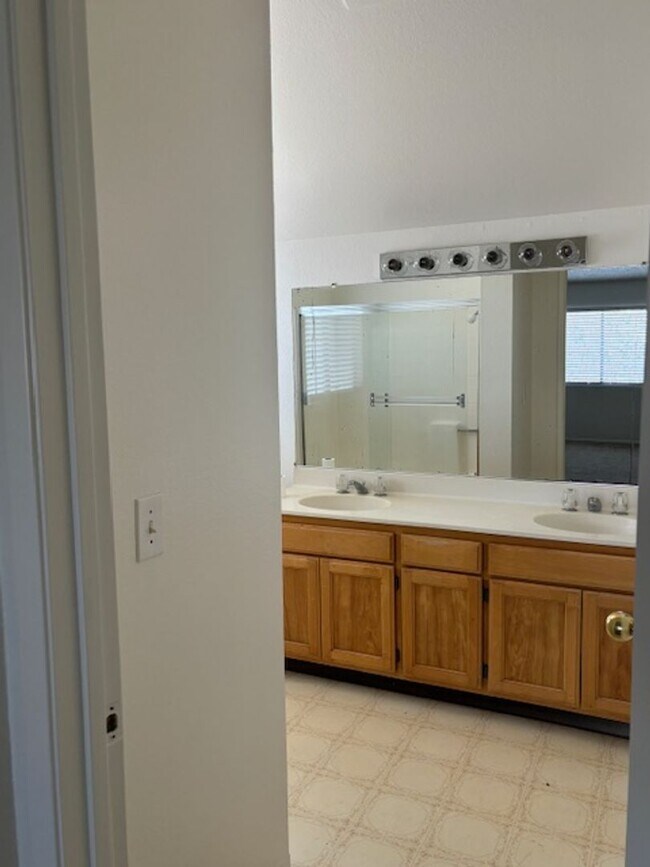 Building Photo - Beautiful 4 Bedroom, 3 Bathroom House Avai...