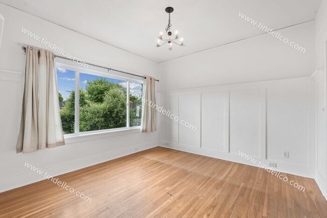 Building Photo - Charming 2-Bedroom Home in Overlook Neighb...
