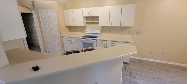 Building Photo - 305 Raintree Trail