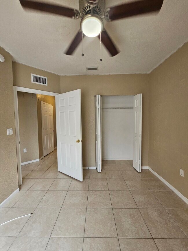 Building Photo - 1157 Golden Lakes Blvd