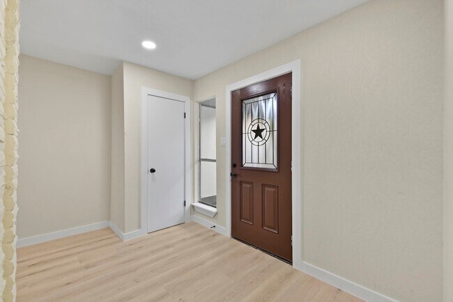 Building Photo - 2322 Aprilmont Dr