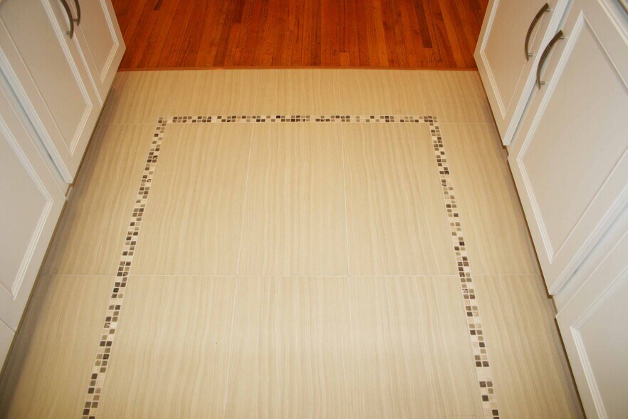 Building Photo - 831 Alandele Ave