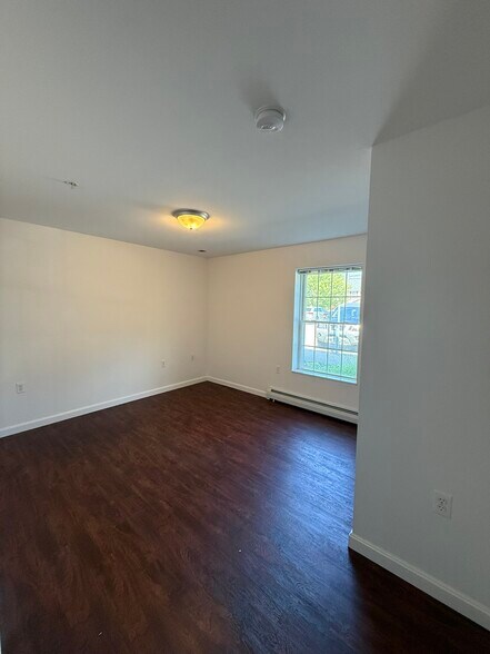 Building Photo - 661 Bell St