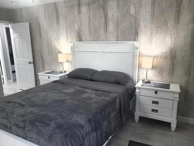 Building Photo - 511 W Pine St