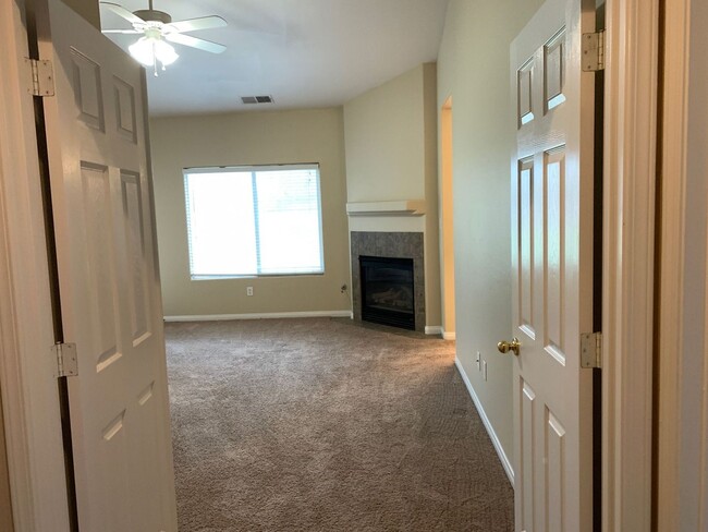 Building Photo - Beautiful 4 bed home in Northwest Bakersfi...