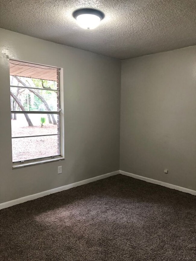 Building Photo - 3 Bed 2 Bath Home on Huge Corner Lot | Gar...