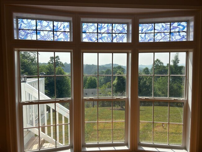 Building Photo - Leicester - Immaculate home on 3/4 acre