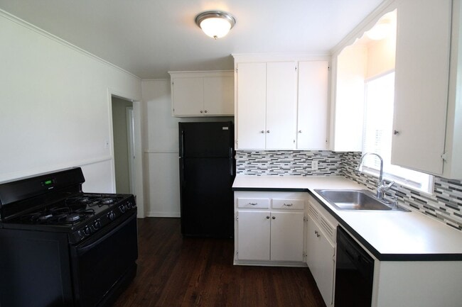 Building Photo - 2 Bedroom 1 Bath Home in Mission Kansas