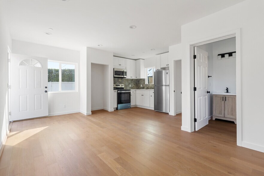 Building Photo - 15838 Chatsworth St