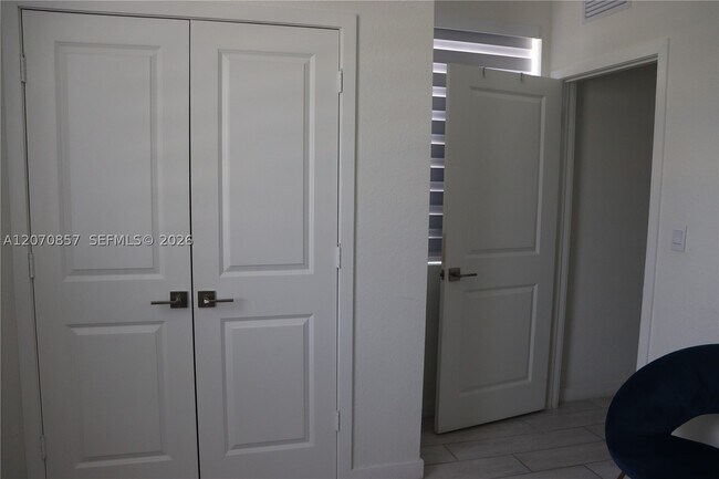 Building Photo - 811 SE 17th Ct