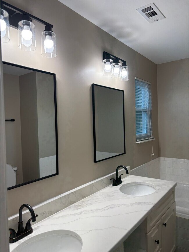 Building Photo - Knoxville 37923 - 3 bedroom, 2.5 bath home...