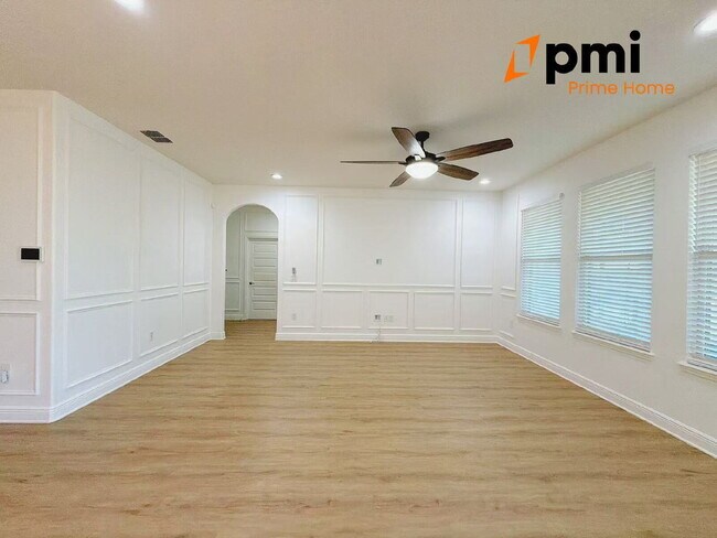 Building Photo - "Spacious Elegance Awaits: 5-Bedroom Home with 3.5 Baths in Winter Garden"