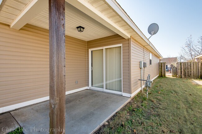 Building Photo - 3 Bedroom 2 Bath Home Minutes From UofA! Fenced yard!