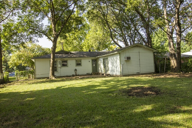 Building Photo - 1004 Crescent