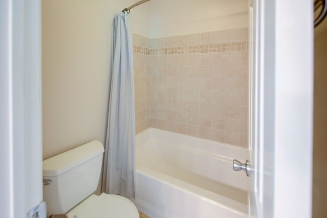 Building Photo - 2 Bed, 2 Bath Centrally Located Condo in G...