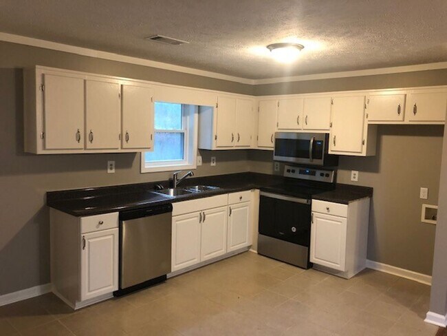 Building Photo - Renovated 3 Bedroom 2 Bath Home for Rent!!