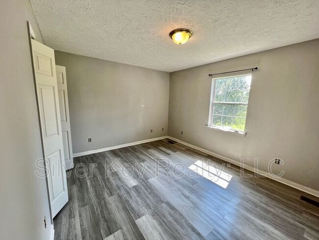 Building Photo - 210 Chota Vw