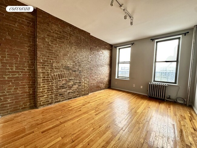 Primary Photo - 300 E 2nd St