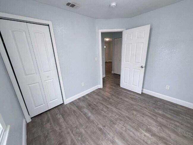 Building Photo - Charming home features 3 spacious bedrooms and 2 updated bathrooms