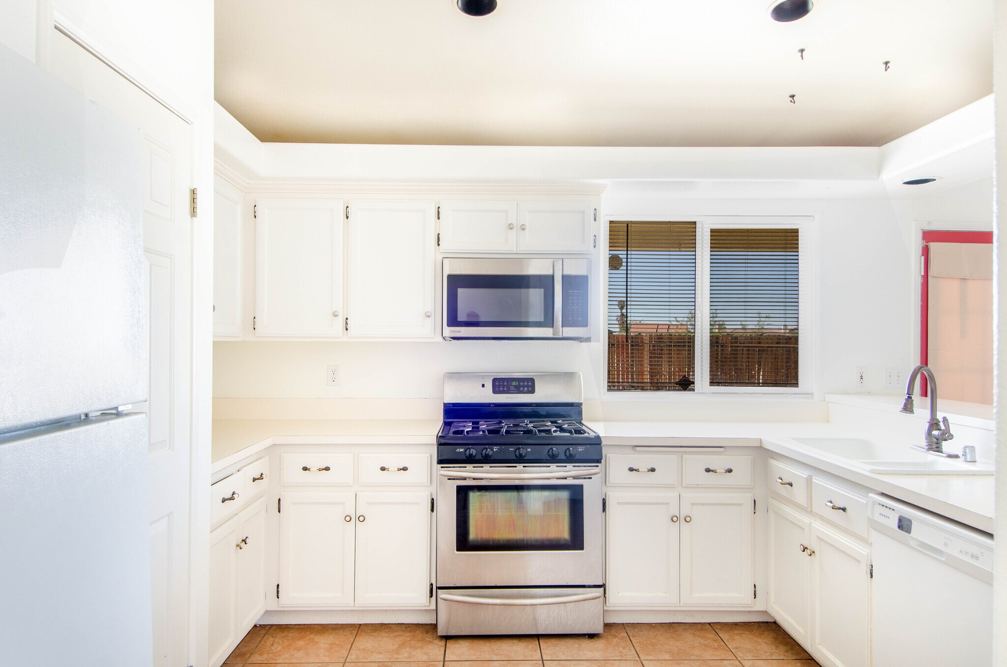 Building Photo - 72548 Sunnyslope Dr