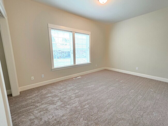 Building Photo - 2423 NW Awbrey Rd