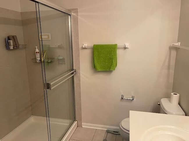 Building Photo - 1040 N Claremont Dr