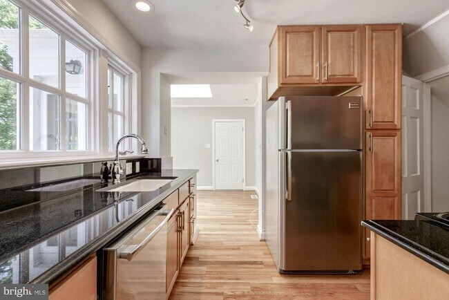 Building Photo - 4811 Drummond Ave
