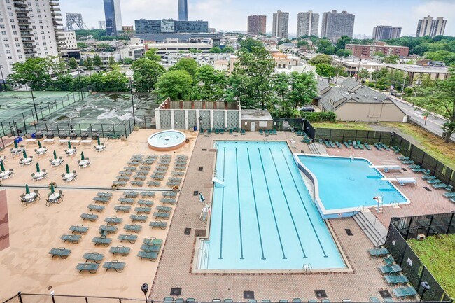 Building Photo - 2000 Linwood Ave