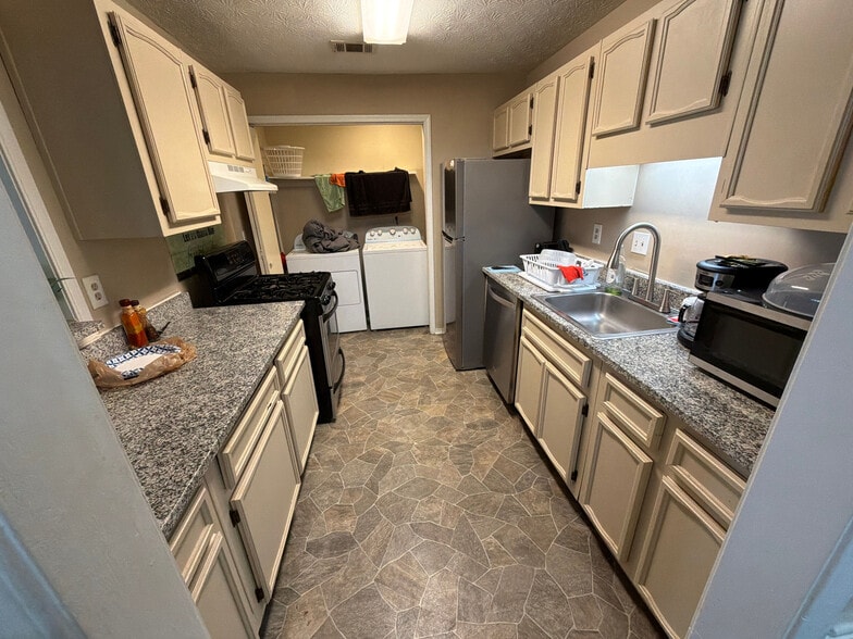 Building Photo - Room in Condo on Brockett Pl