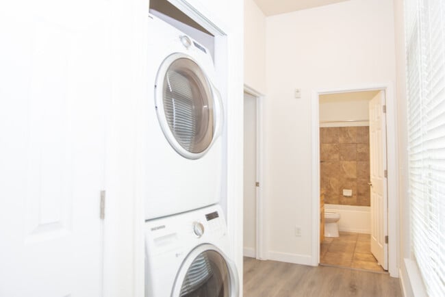 Building Photo - Incredible upper level 2 story condo