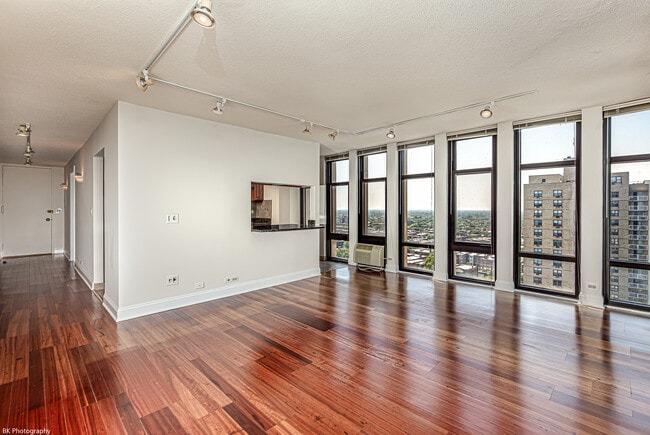 Building Photo - 6700 S South Shore Dr