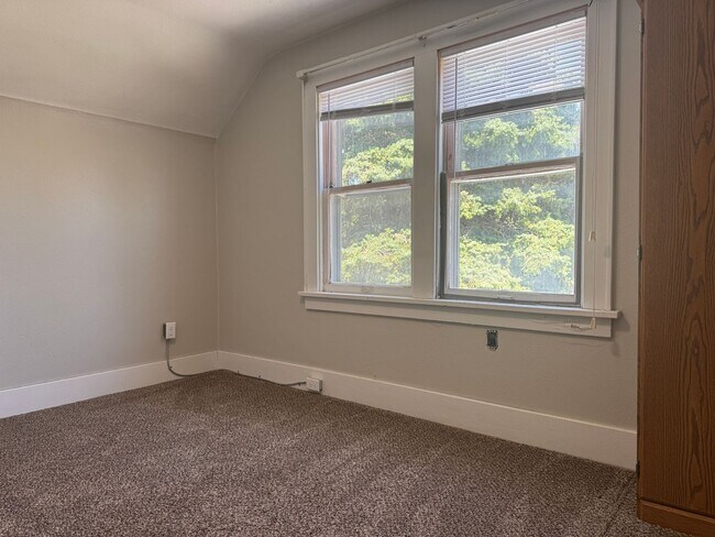 Building Photo - Spacious 4-Bedroom Rental with 2-Car Garage and Optional Shop
