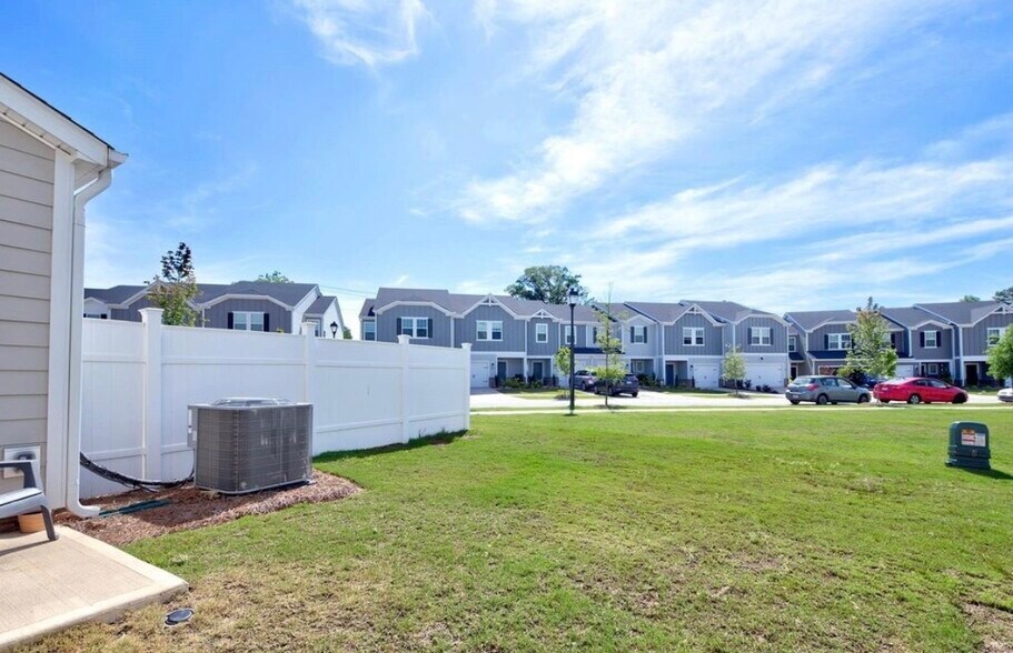 Building Photo - 1652 Village Grove Ln
