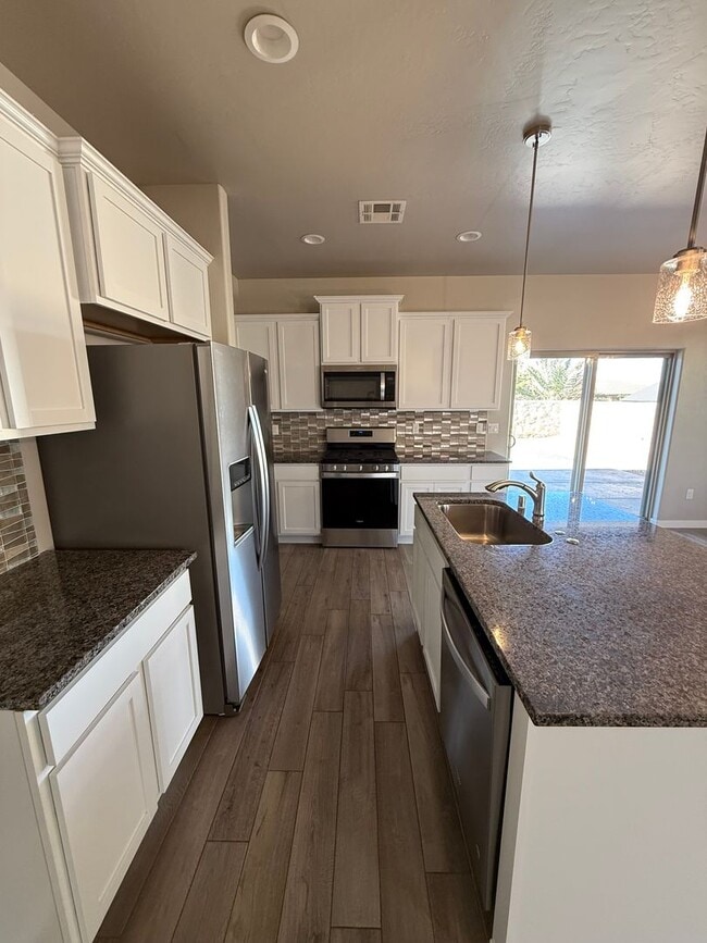 Building Photo - Modern 3 Bed, 2 Bath Home