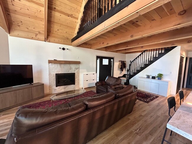 Building Photo - Beautifully Remodeled Chalet in Great Loca...