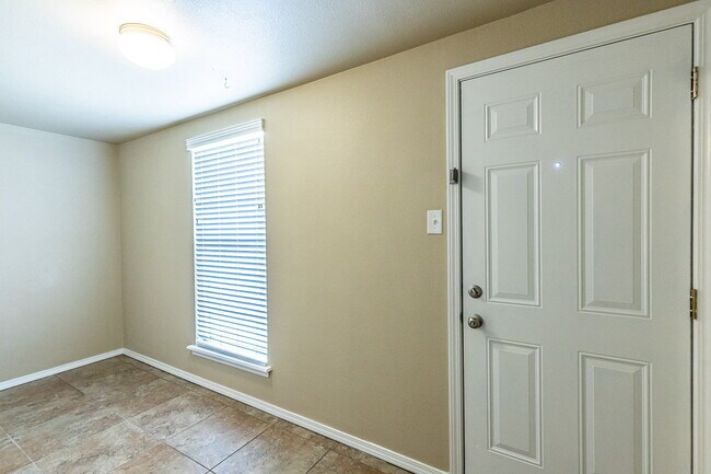 Building Photo - Beautiful House with Extra Room!
