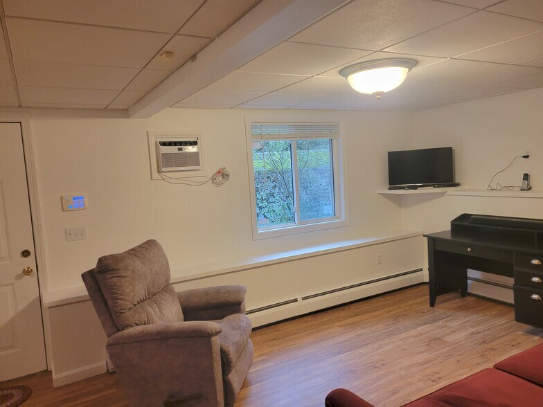 Building Photo - 42 Lockwood St