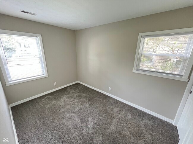 Building Photo - 3831 Bennett Dr