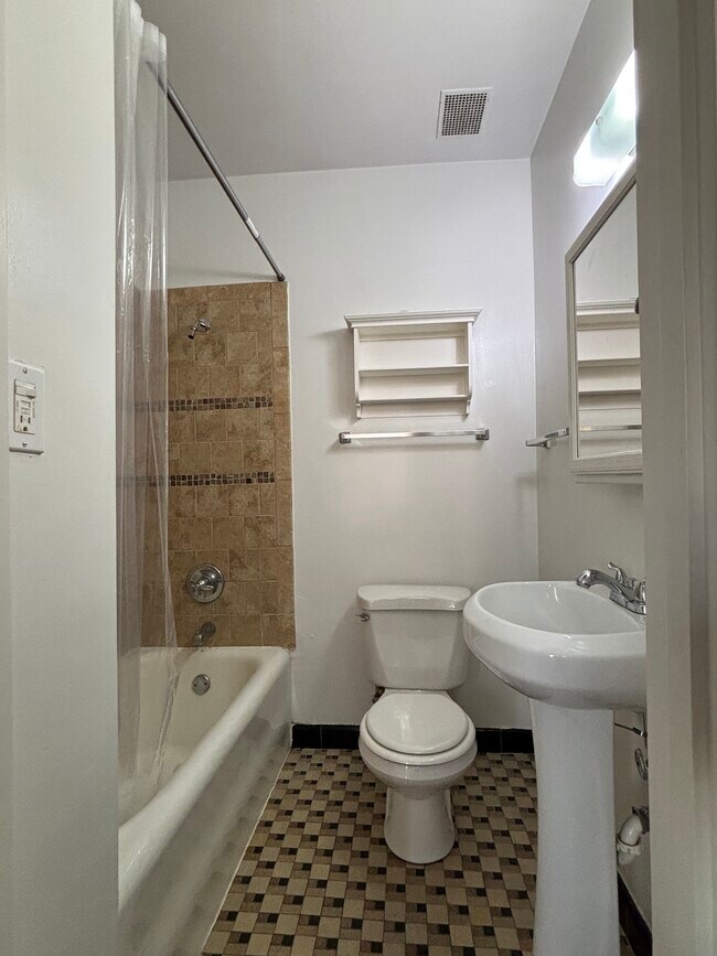Building Photo - 7416 Harwood Ave