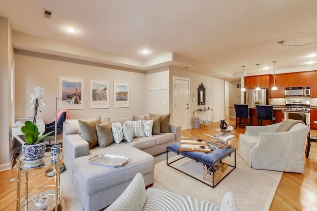 Building Photo - 1529 N Mohawk St