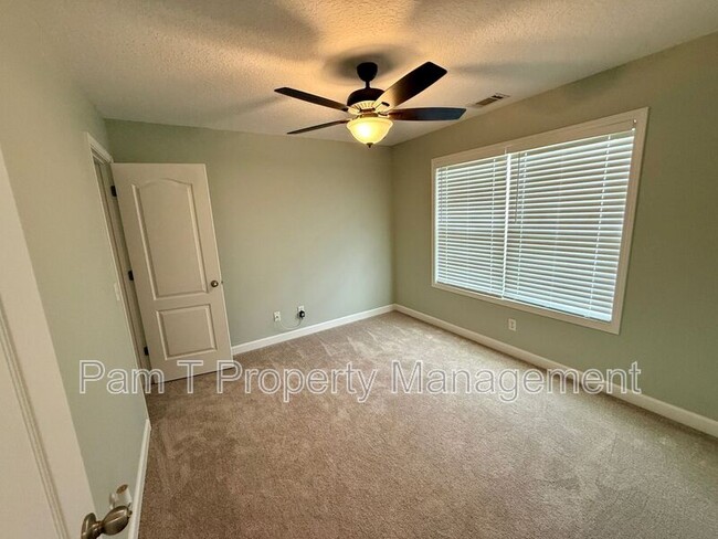 Building Photo - 674 Bristol Way