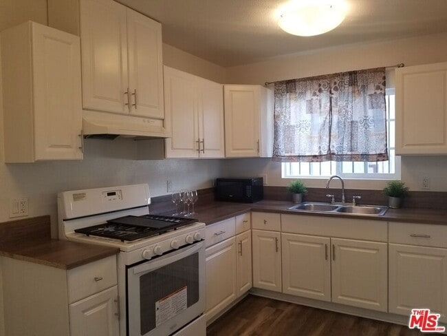Primary Photo - 1716 W 45th St