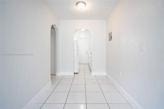 Building Photo - 7829 Carlyle Ave