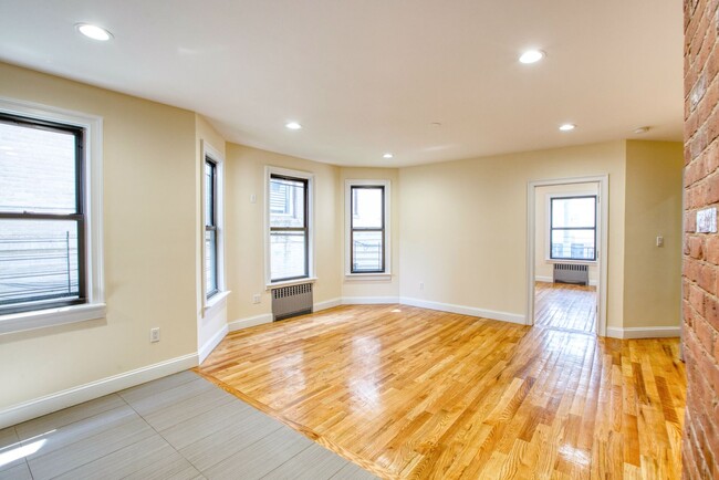 Building Photo - Updated 3 bedroom 1st floor apartment in Waterbury
