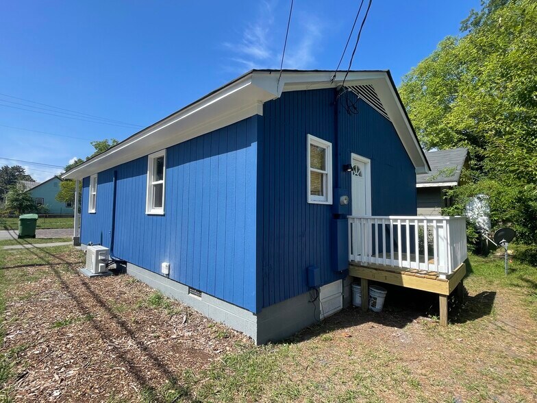 Building Photo - 521 Swann St